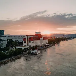 Hilton Waterfront **** Viena