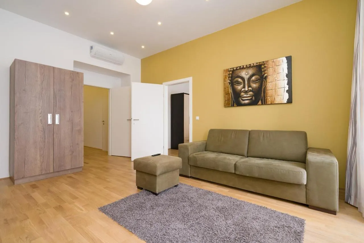 Vienna Stay Apartments Or Rooms 1050 3*,